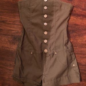 Pockets in the back. Buttons top to bottom.